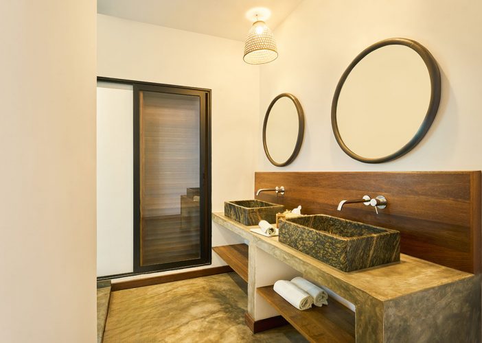 Profitez d’un séjour inoubliable à Nosy Be dans la Suite Be du Loharano Lodge. Chambre 59 m², vue piscine et jardin, confort moderne pour jusqu’à 4 personnes.